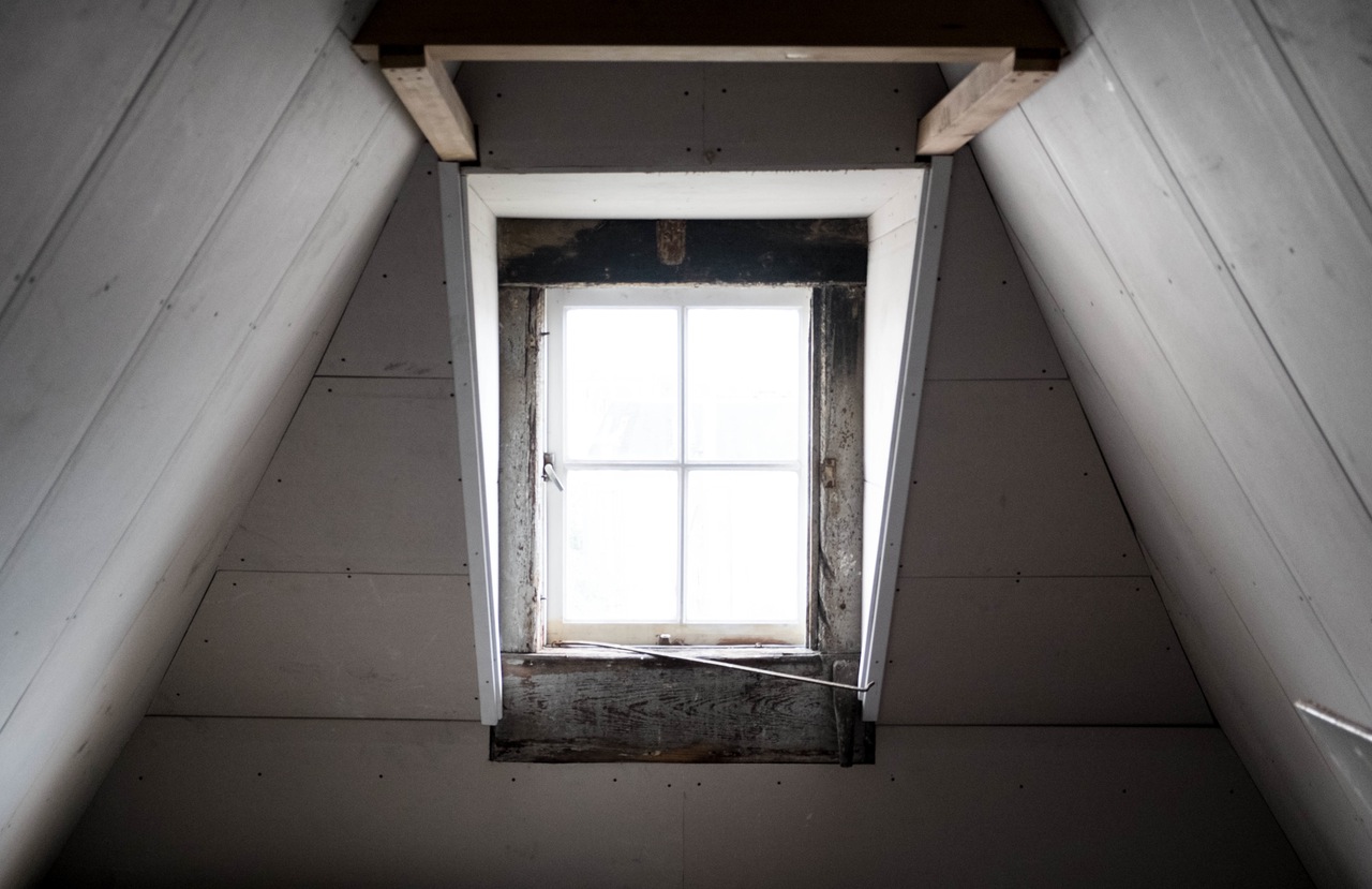 wall-house-window-loft